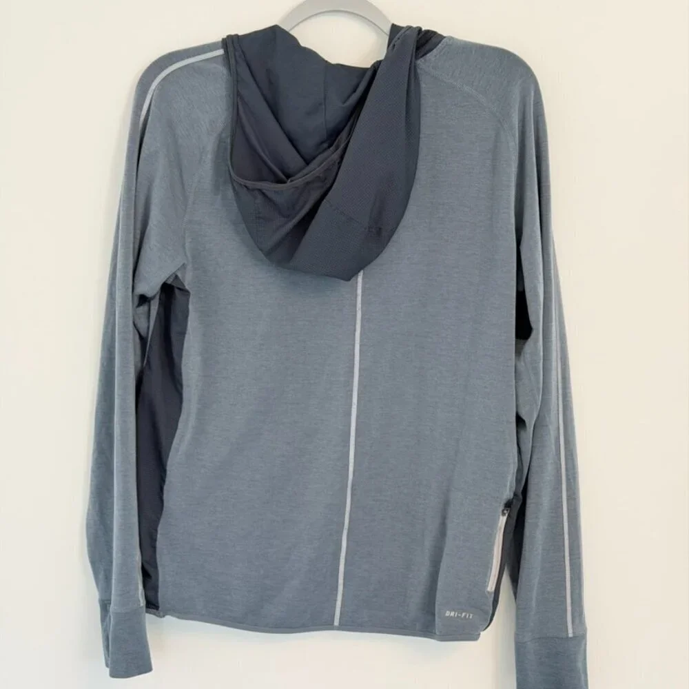 🏃‍♂️ Nike Dri-FIT Running 1/2-Zip Hoodie – Reflective Gray (Size M)